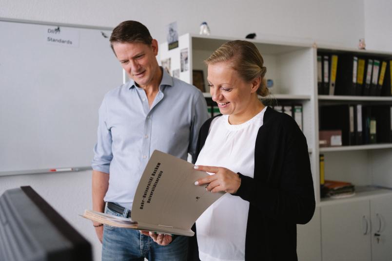 Frau und Mann mit Akte