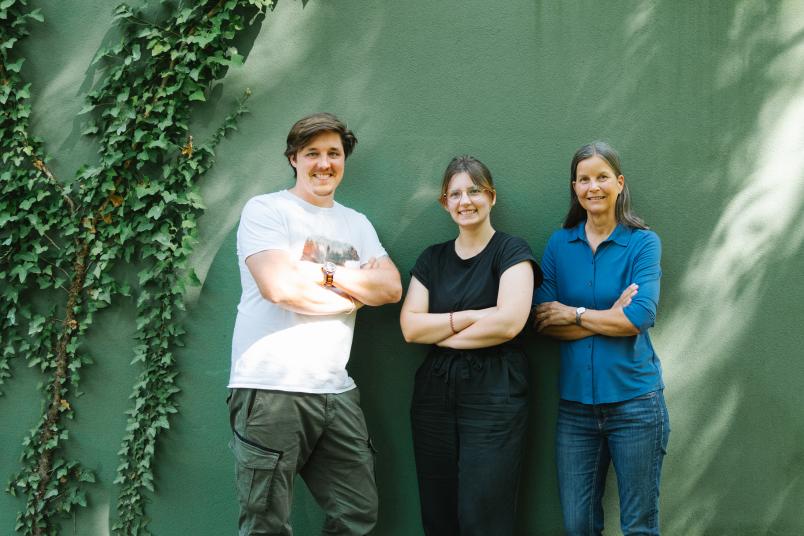  Dominique Stolle, Lena Osterhoff und Danja Schünemann (von links) befassen sich mit den Details der Fotosynthese. © RUB, Kramer