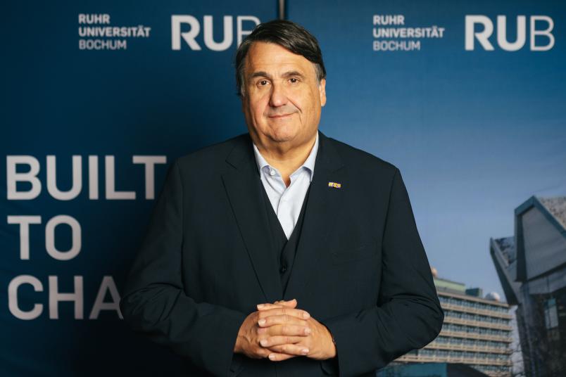 Rektor Martin Paul blickt in die Kamera