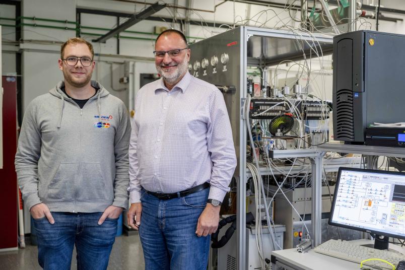 Zwei Personen im Labor