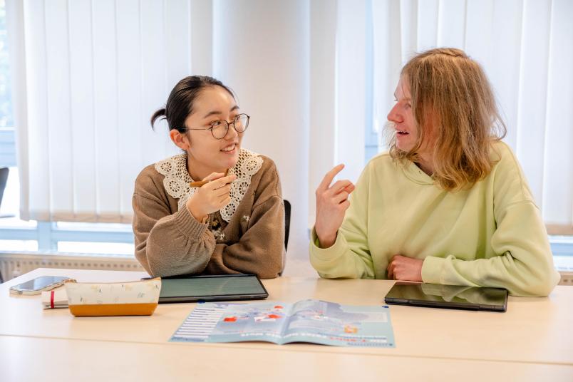 Eine japanische Studentin und ein Student der Ruhr-Universität im Gespräch.