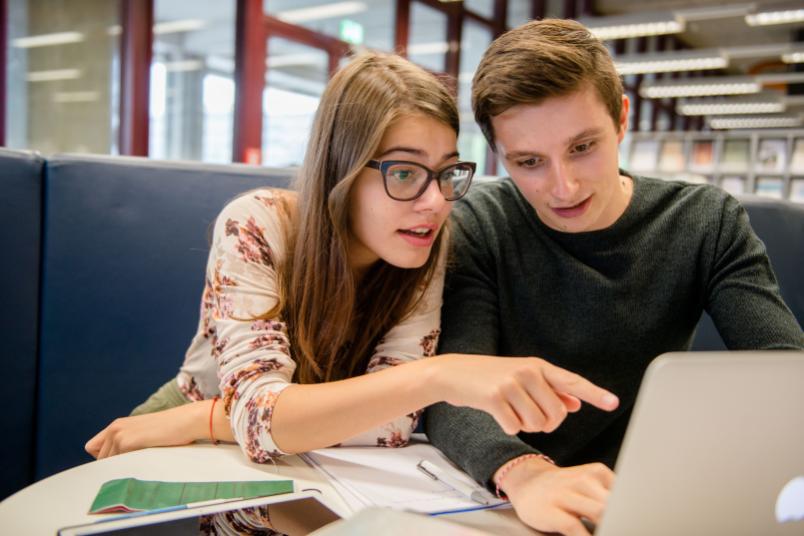 Zwei Studierende