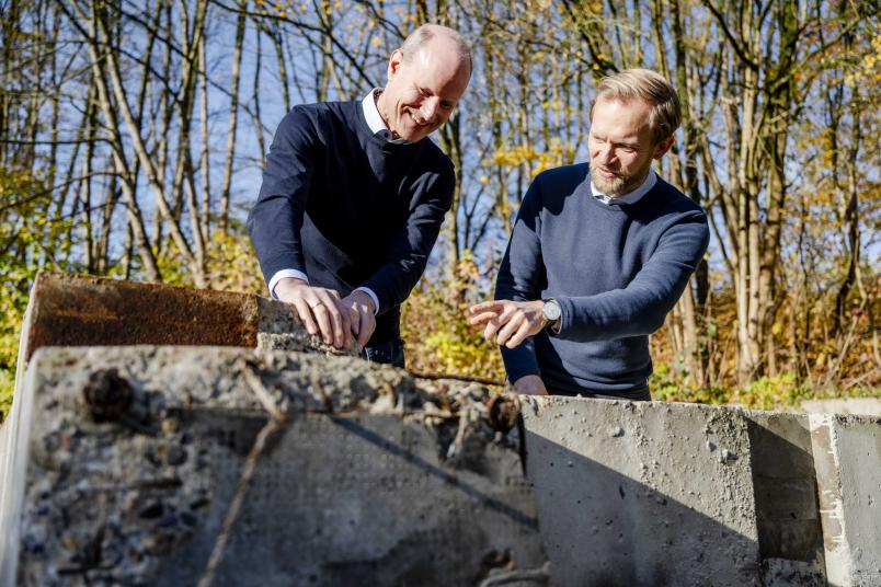 Peter Mark und David Sanio begutachten ein Betonteil