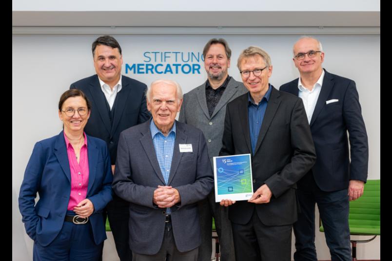 Gruppenbild mit (von links) Prof. Dr. Barbara Albert, Prof. Dr. Martin Paul, Prof. Dr. Winfried Schulze, Dr. Markus Piduhn, Dr. Wolfgang Rohe, Prof. Dr. Manfred Bayer