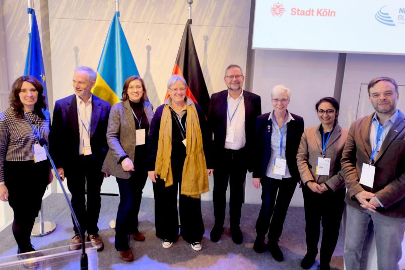 Gruppenfoto vor Deutschland-Flagge und Ukraine-Flagge