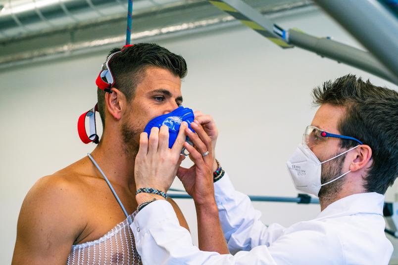 Zwei Männer führen Gesundheitstest durch