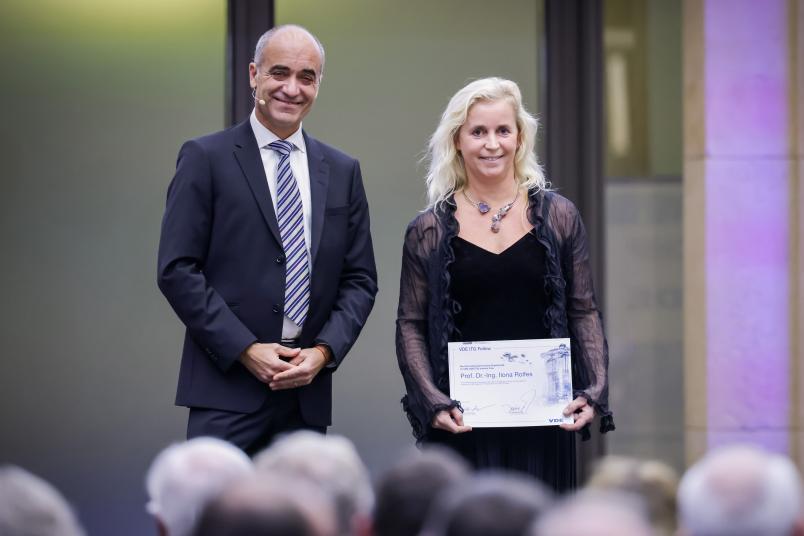 Dr. Volker Ziegler, Vorsitzender des Vorstandes der VDE ITG, mit Prof. Dr. Ilona Rolfes