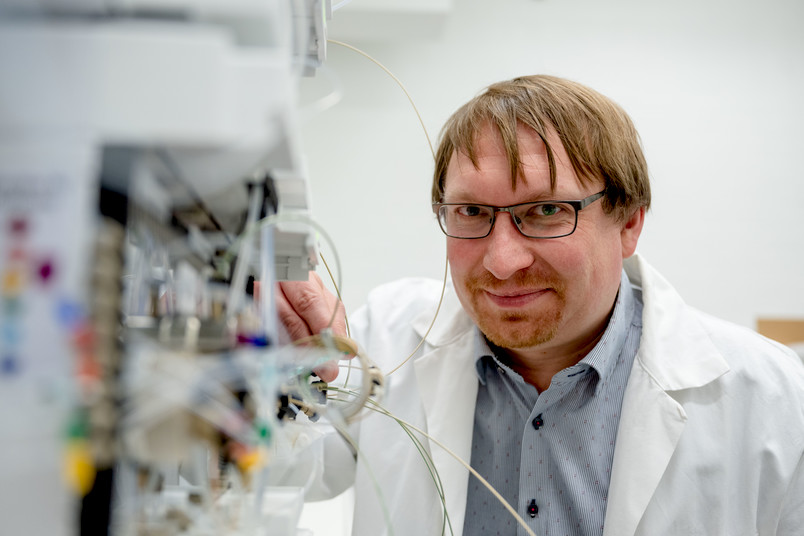 Dirk Tischler im Labor