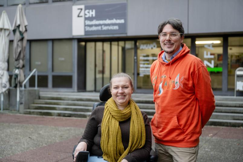 Eine Frau und ein Mann stehen nebeneinander.
