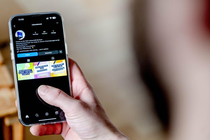 Hand hält Handy