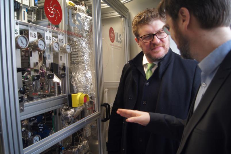 Zwei Personen vor einer technischen Anlage