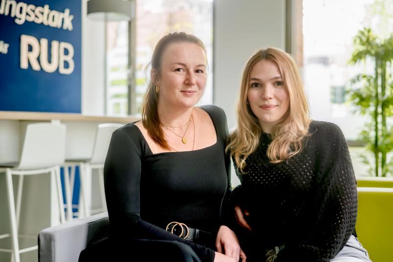 Foto von Xenia Waide und Daniela Ulatowski vom Start-up Derecta Weblab.