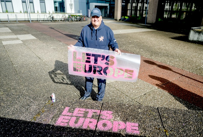Let&#039;s Europe: Rektor Martin Paul zeigt das Motto der Kampagne, an der sich die Ruhr-Universität Bochum beteiligt.