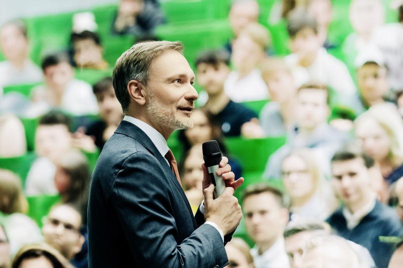 Bundesfinanzminister Christian Lindner im Hörsaal an der Ruhr-Universität