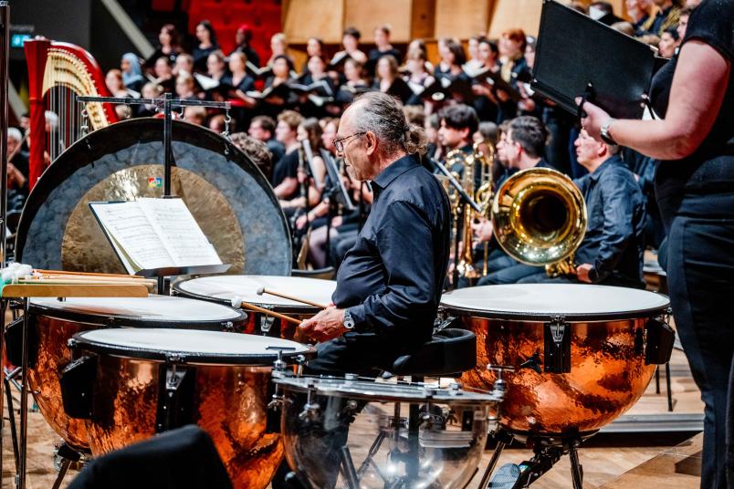 Paukenschlag zum Semesterausklang: Wenn Orffs Meisterwerk Carmina Burana sich dramatisch steigert, sind die Schlagwerker im Orchester besonders gefragt.