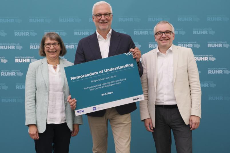 Gruppenbild mit zwei Männern und einer Frau