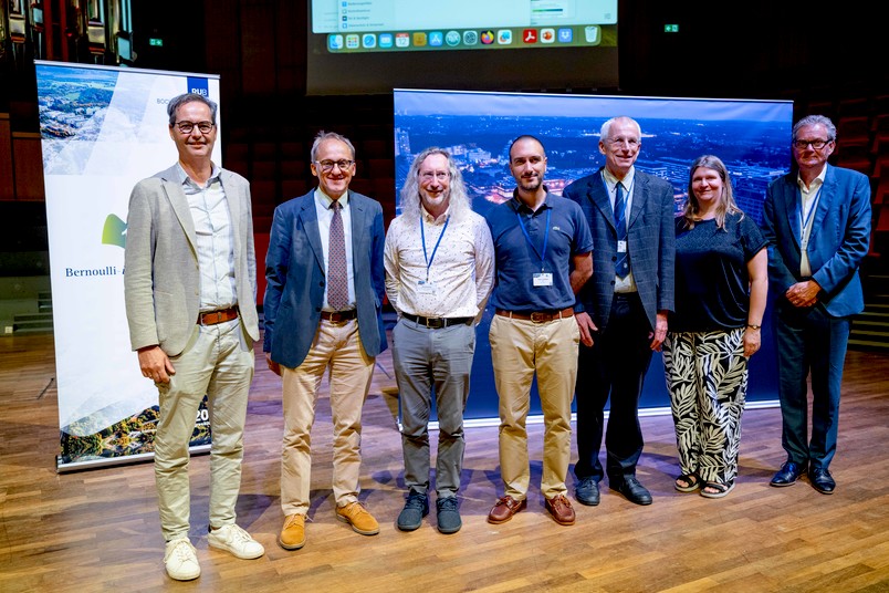 Gruppenfoto von 6 Menschen im Audimax