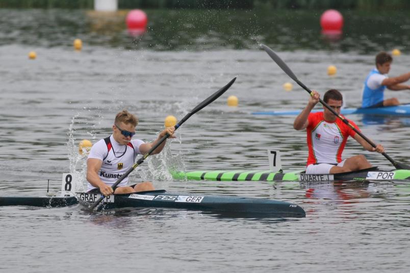 Zwei Sportkanus auf Fahrt, vorn RUB-Student Jan Graf