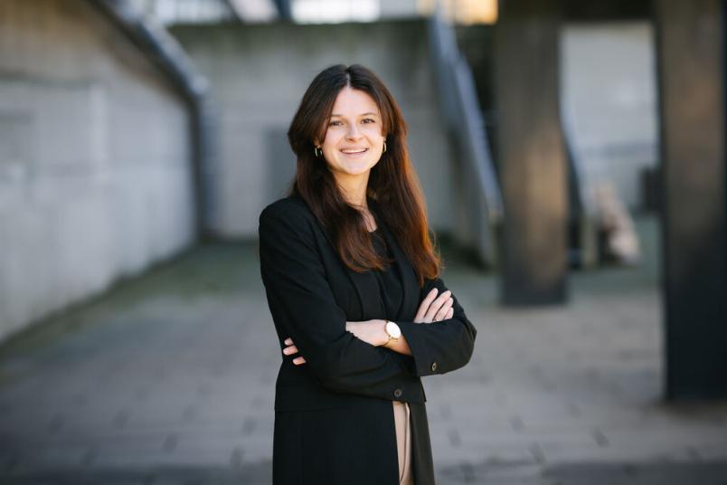 Alicia Kloppenburg steht auf dem Campus der Ruhr-Universität.