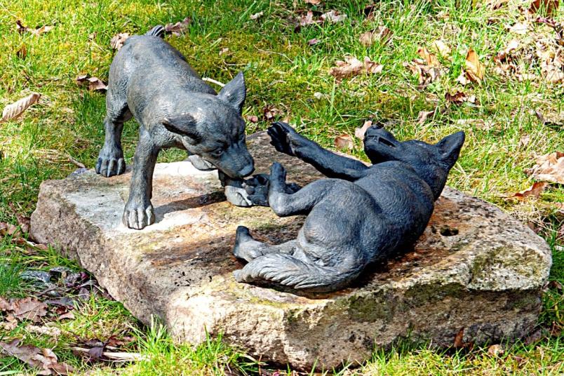 Bronzeskulptur, die zwei junge Wölfe zeigt