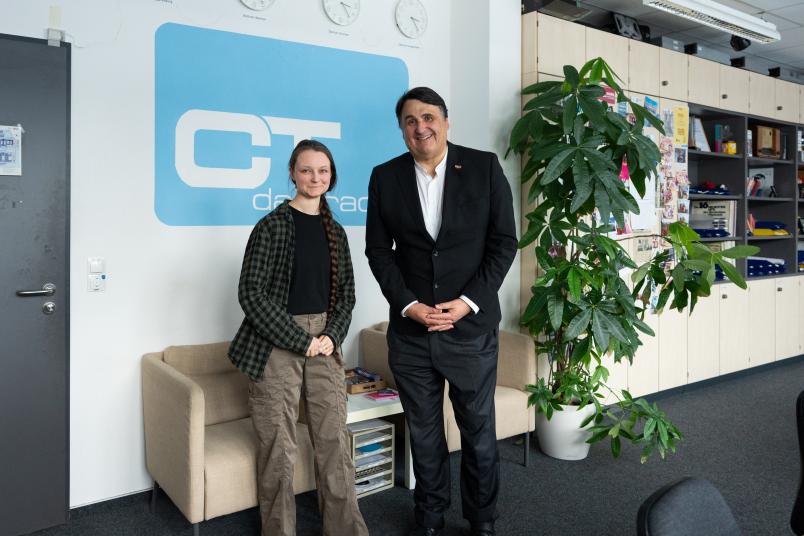 Ina Wagner und Martin Paul vor dem CT-Logo