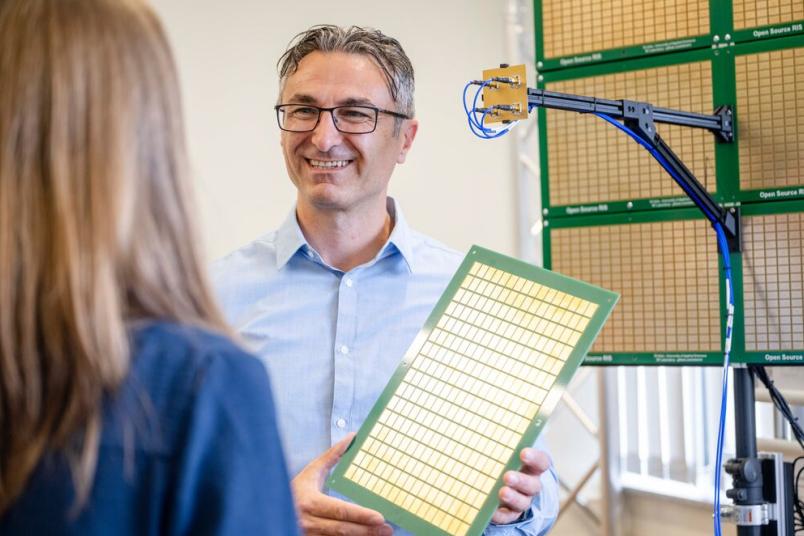 Prof. Dr. Aydin Sezgin leitet den neuen Studiengang IT Engineering.