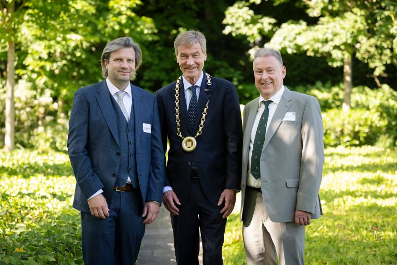 Gruppenbild mit drei Personen
