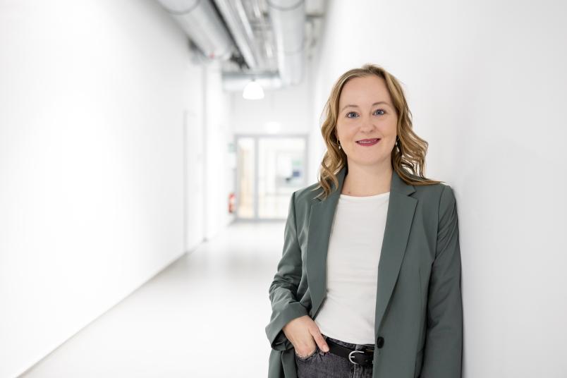 Das Foto zeigt Startup Coach Michelle Twardzik in einem weißen Gang.