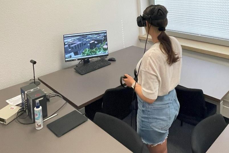 Frau mit VR-Brille
