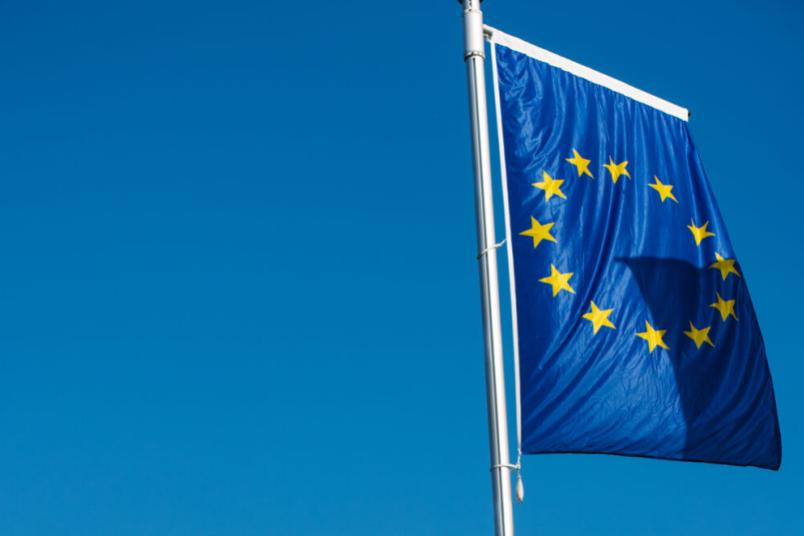 Europaflagge vor blauem Himmel
