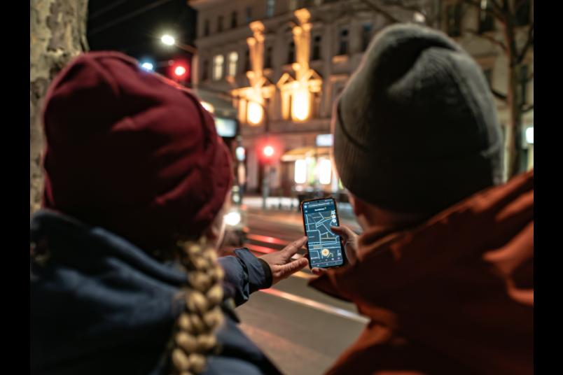 Zwei Personen geben Lichtbeobachtungen in eine App ein