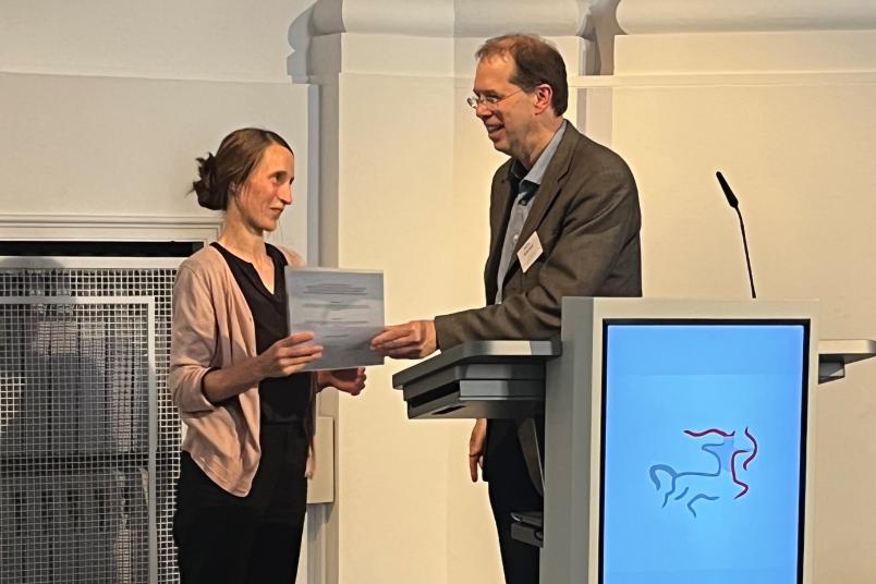 Sarah Potthoff nimmt den Preis entgegen