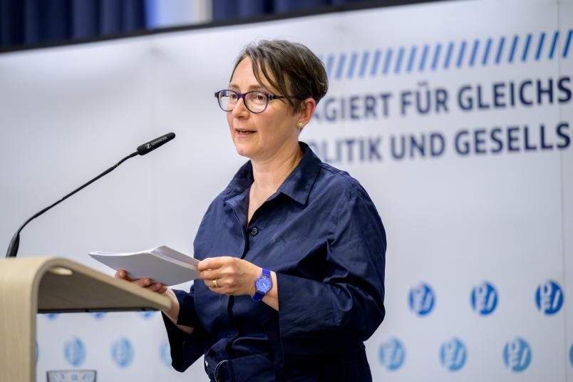Beate von Miquel am Rednerpult