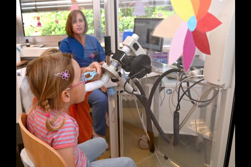 Kind beim Lungenfunktionstest