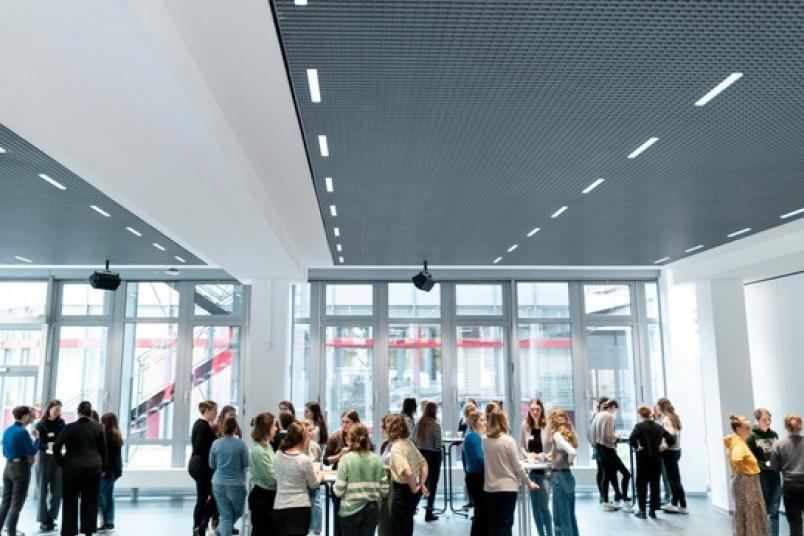Blick in einen Konferenzraum mit Menschen