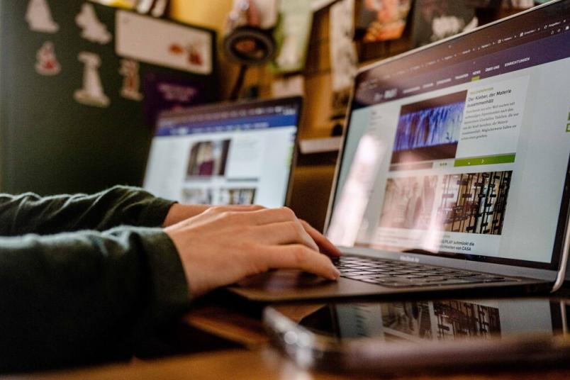 Student sitzt an einem Laptop. Es sind Tastatur und Bildschirm zu sehen.