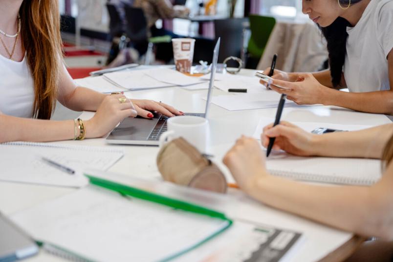 Menschen, die gemeinsam am Tisch arbeiten