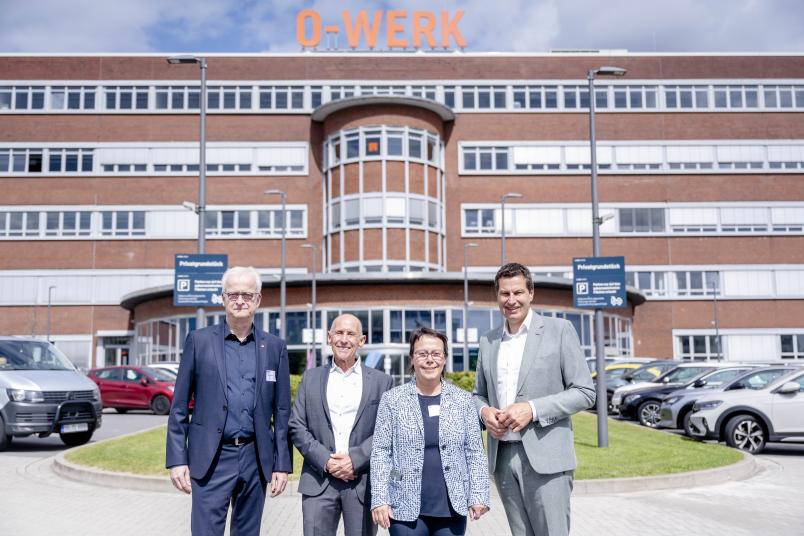 Vier Personen vor dem O-Werk in Bochum