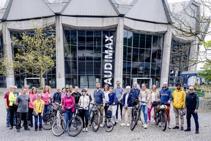 Gruppenfoto vor dem Audimax zeigt Teilnehmende der Aktion Stadtradeln mit und ohne Räder