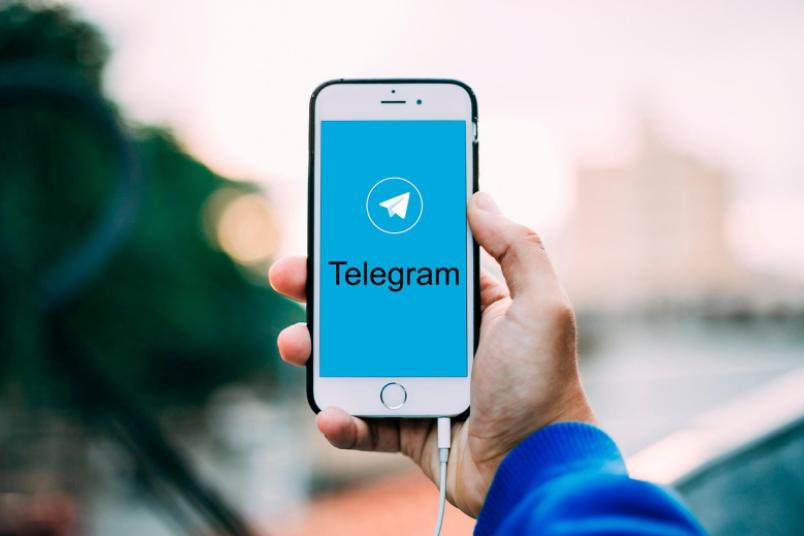 Ein Handy mit einem Telegram-Icon