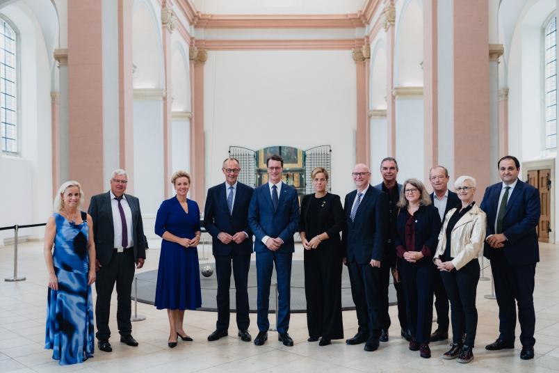 Gruppenbild beim Antrittsbesuch des Bundeskanzlers in NRW