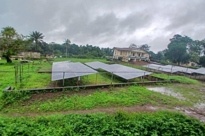 Blick auf eine Solaranlage in Sierra Leone