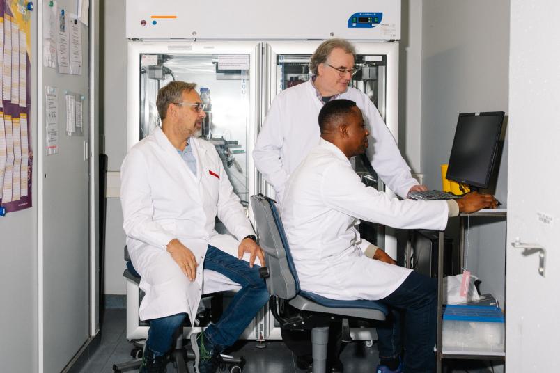 Drei der Autoren an einem Rechner