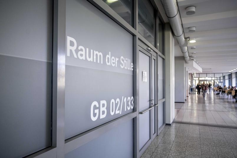 Beschriftung am Raum der Stille im Gebäude GB im Eingangsbereich auf der Ebene 02