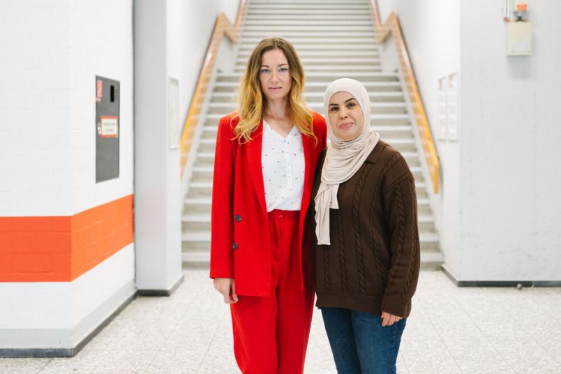 Zwei Frauen stehen nebeneinander.