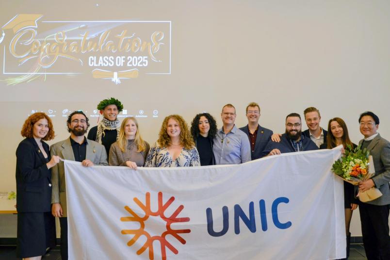 Gruppenbild mit 12 Absolventen eines Studiengangs