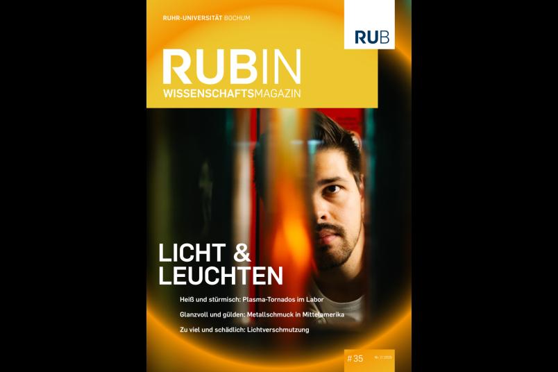 Foto einer Person, die auf das Leuchten eines Plasmareaktors schaut. Oben links ein gelber Header mit der Aufschrift "RUBIN Wissenschaftsmagazin".