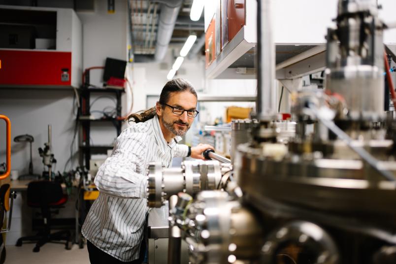 Porträt Arne Ludwig im Labor