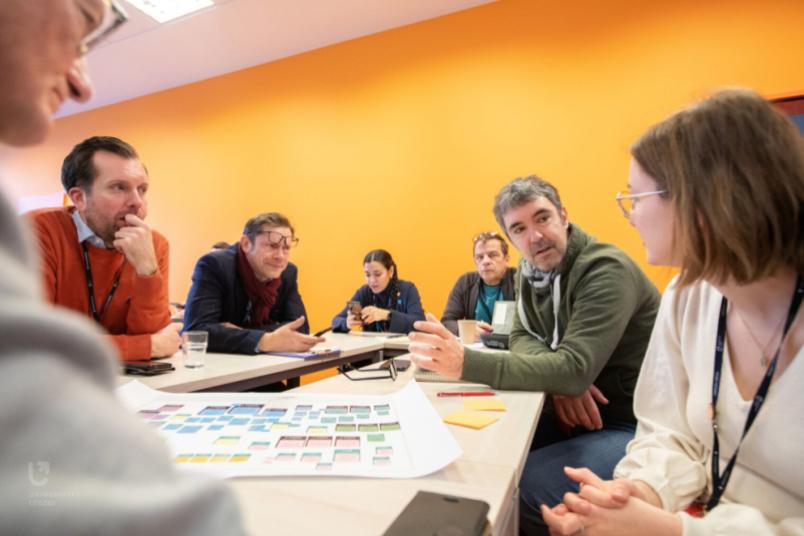 Gesprächsrunde an einem Tisch