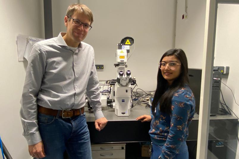 Zwei Forschende im Labor